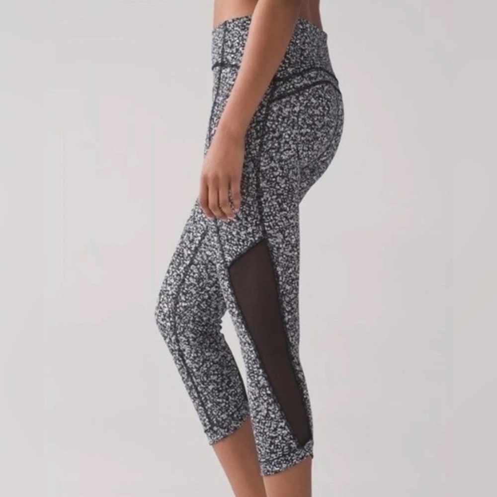 Lululemon Wunder Under Crop Leggings Mosaic Print with Mech Panels Size 6 EUC - Picture 9 of 9